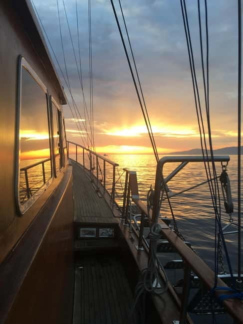 Mykonos: Sunset Boat Cruise with Light Dinner & Drinks - Golden hour itinerary: Ornos to Psarou to Paraga and Paradise views